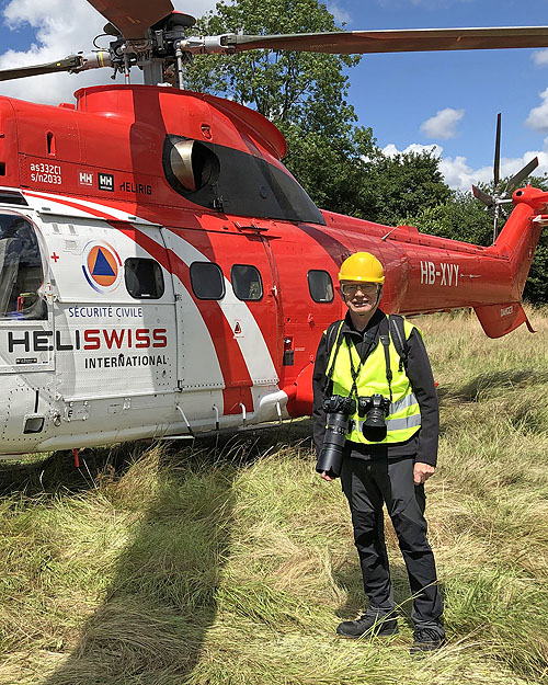 André Bour devant l'hélicoptère AS332 SuperPuma d'Heliswiss