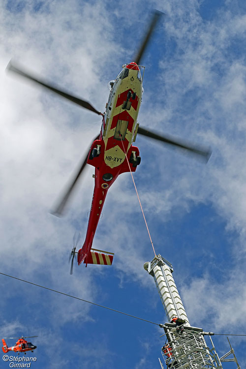 Travail aérien avec l'hélicoptère AS332 SuperPuma d'Heliswiss