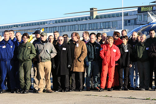 En combinaison verte : Maud GROSLIER, pilote de l'EC725 Caracal, en combinaison rouge : Martine GAILLARD, pilote de l'EC145 de la Sécurité Civile