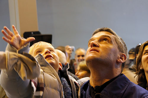 Un père pilote et son fils, yeux et mains levés : comment mieux illustrer la passion du vol vertical qui anime les hommes depuis plus de 100 ans ?