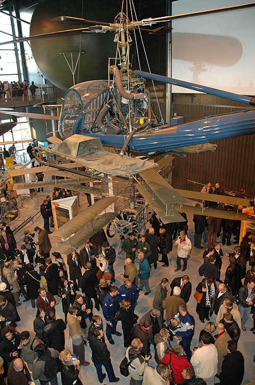 Inauguration du hall de la voilure tournante au Musée de l'Air et de l'Espace du Bourget, le 15 décembre 2007