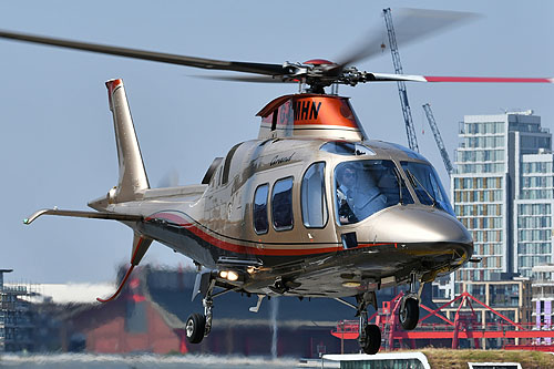 Hélicoptère AW109S Grand G-EMHN de East Midlands Helicopters