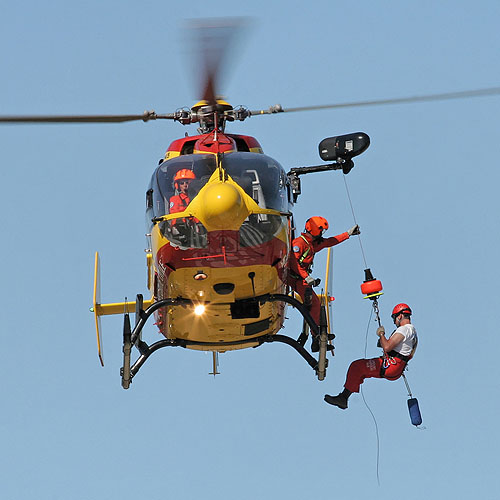 Hélitreuillage à bord d'un hélicoptère EC145 de la  Sécurité Civile