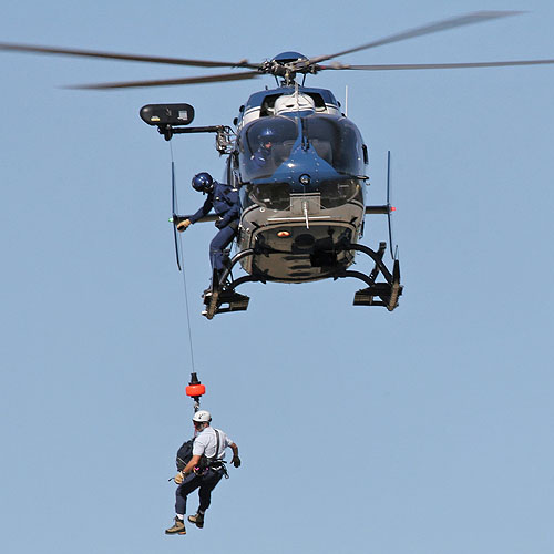 Hélitreuillage à bord d'un hélicoptère EC145 de la Gendarmerie Nationale