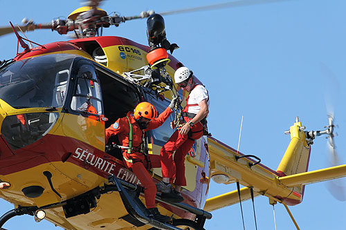 Hélitreuillage à bord d'un hélicoptère EC145 de la  Sécurité Civile