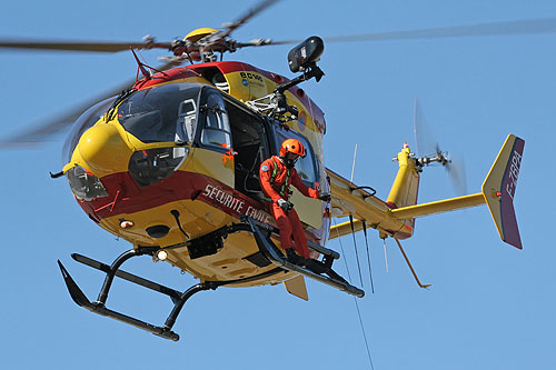 Hélitreuillage à bord d'un hélicoptère EC145 de la  Sécurité Civile