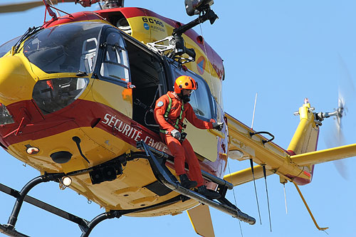 Hélitreuillage à bord d'un hélicoptère EC145 de la  Sécurité Civile