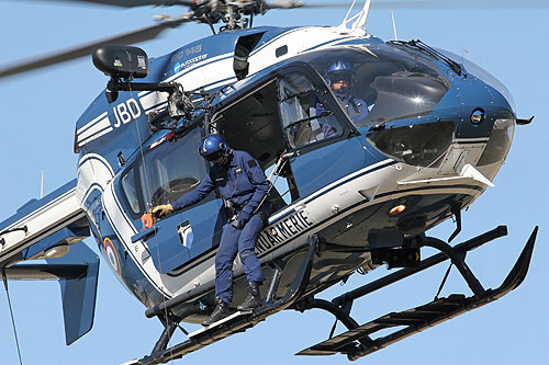 Hélitreuillage à bord d'un hélicoptère EC145 de la Gendarmerie Nationale