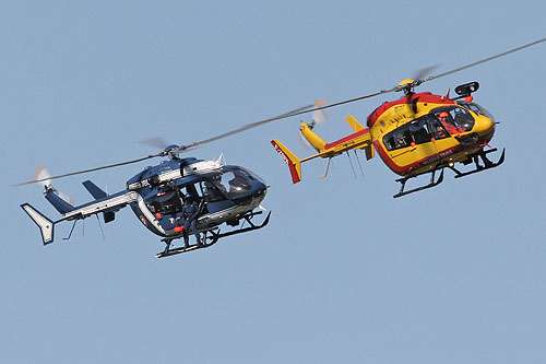 Les deux hélicoptères EC145 jaune et bleu de la Sécurité Civile et de la Gendarmerie Nationale