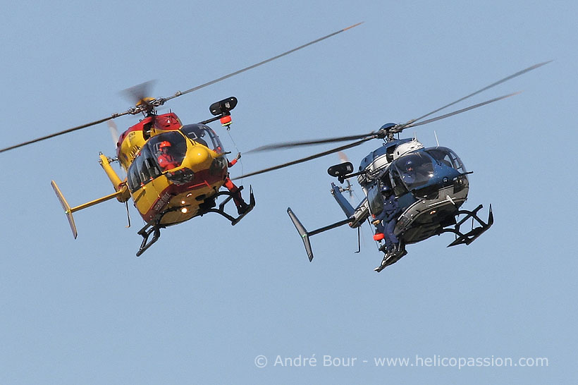 Les deux hélicoptères EC145 jaune et bleu de la Sécurité Civile et de la Gendarmerie Nationale