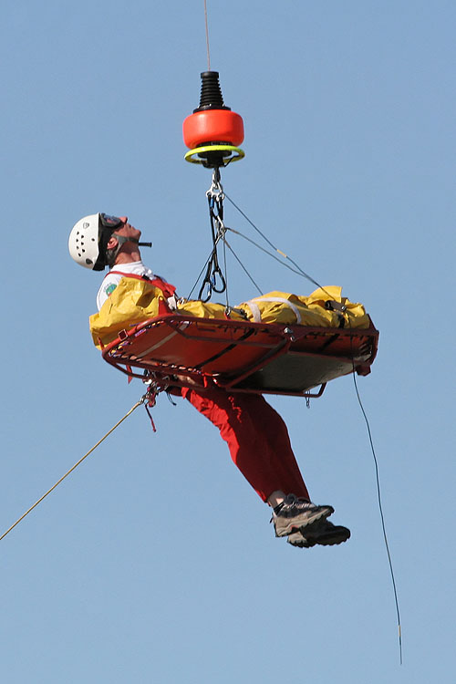 Hélitreuillage à bord d'un hélicoptère EC145 de la  Sécurité Civile