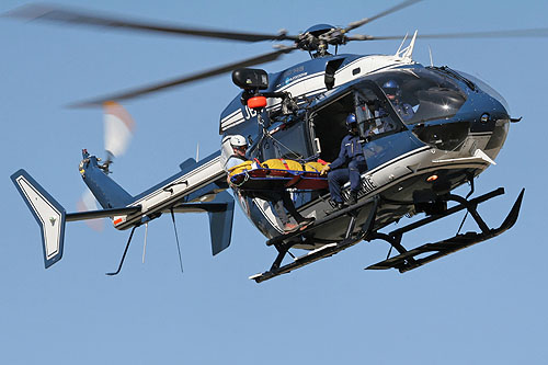 Hélitreuillage à bord d'un hélicoptère EC145 de la Gendarmerie Nationale