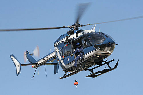 Hélitreuillage à bord d'un hélicoptère EC145 de la Gendarmerie Nationale