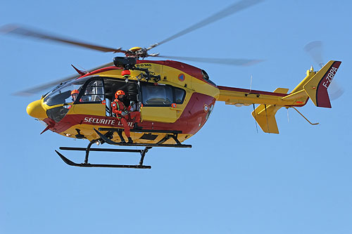 Hélitreuillage à bord d'un hélicoptère EC145 de la  Sécurité Civile