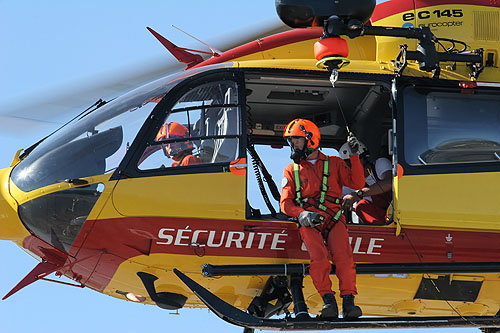 Hélitreuillage à bord d'un hélicoptère EC145 de la Sécurité Civile