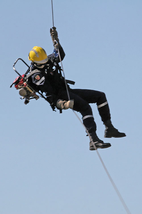 Un pompier descend en rappel d'un hélicoptère de transport SA 330 Puma de l'ALAT