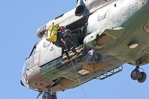 Un pompier descend en rappel d'un hélicoptère de transport SA 330 Puma de l'ALAT