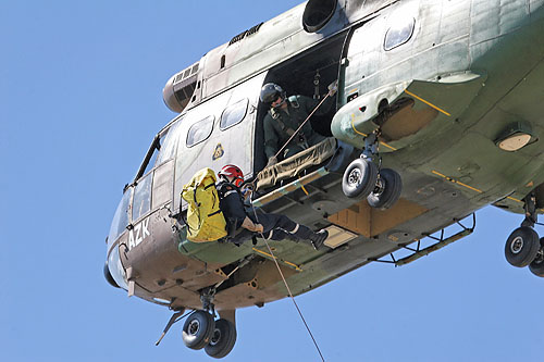 Un pompier descend en rappel d'un hélicoptère de transport SA 330 Puma de l'ALAT