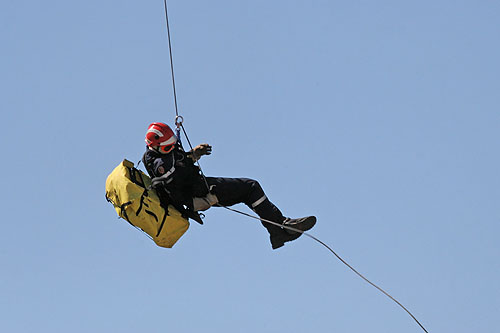 Un pompier descend en rappel d'un hélicoptère de transport SA 330 Puma de l'ALAT