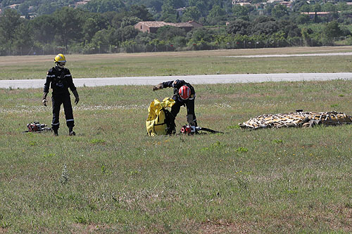 Les pompiers connectent une pompe sur le réservoir souple