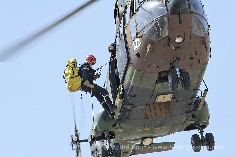 Un pompier descend en rappel d'un hélicoptère de transport SA 330 Puma de l'ALAT