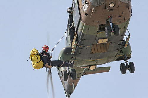 Un pompier descend en rappel d'un hélicoptère de transport SA 330 Puma de l'ALAT