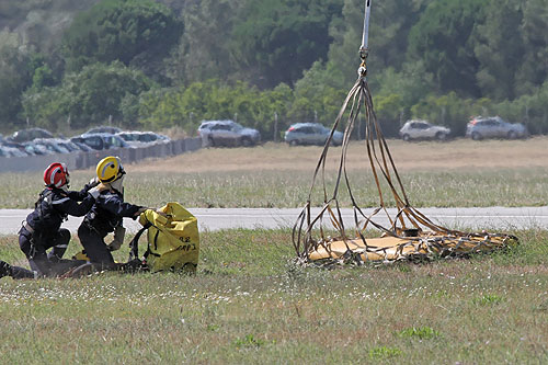 Les pompiers connectent une pompe sur le réservoir souple