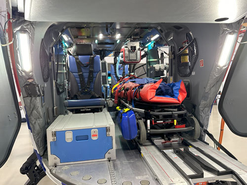 Le système de civière mobile (Roll-In-Stretcher) à bord de l'hélicoptère H145 D3 du Luxembourg Air Rescue