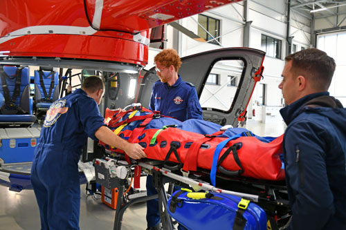 Le système de civière mobile (Roll-In-Stretcher) à bord de l'hélicoptère H145 D3 du Luxembourg Air Rescue