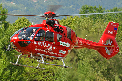 Hélicoptère H135 d'AIUT Alpin Dolomites