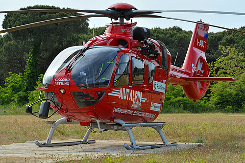 Hélicoptère H135 d'AIUT Alpin Dolomites