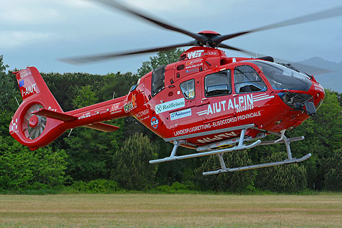 Hélicoptère H135 d'AIUT Alpin Dolomites