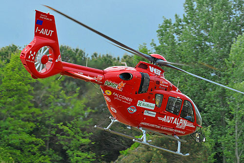 Hélicoptère H135 d'AIUT Alpin Dolomites