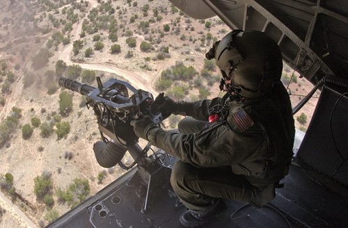 Mitrailleur sur la rampe arrière d'un hélicoptère MH53J Pavelow III