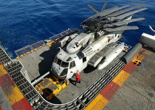 Hélicoptère CH53E SuperStallion avec les pales repliées