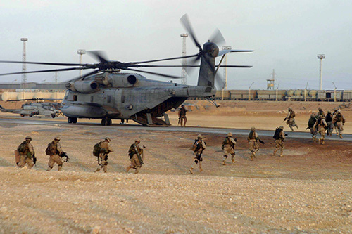 Départ en mission lors de la bataille de Falludjah, base avancée Al Qaim, le 10 novembre 2004