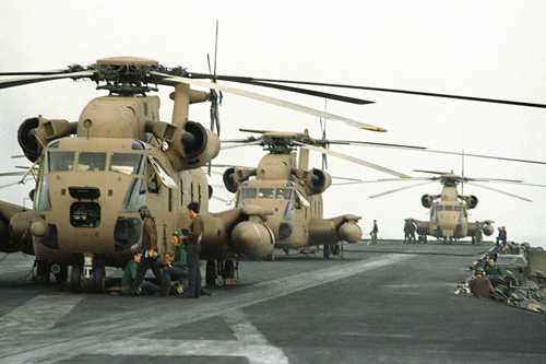 Départ des hélicoptères RH53 pour l'Opération Eagle Claw, sur le pont d'envol de l'USS Nimitz