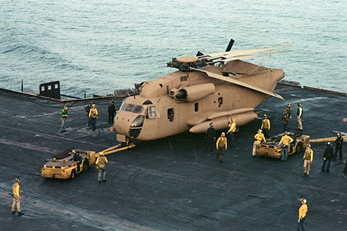 Départ des hélicoptères RH53 pour l'Opération Eagle Claw, sur le pont d'envol de l'USS Nimitz