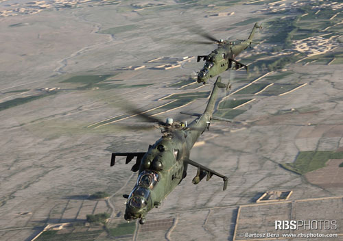 Patrouille d'hélicoptères MI24 Hind D de l'armée polonaise en Afghanistan