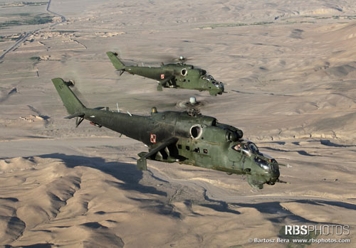 Patrouille d'hélicoptères MI24 Hind D de l'armée polonaise en Afghanistan