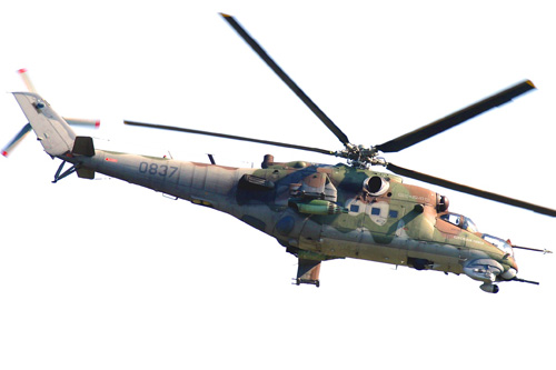 Hélicoptère MI24 Hind D tchèque, camouflage gris - vert - terre