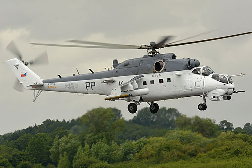 Hélicoptère MI24 Hind D 3370 tchèque, camouflage blanc - gris Liberator