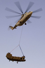 Un MI26 transporte un autre hélicoptère sous élingue