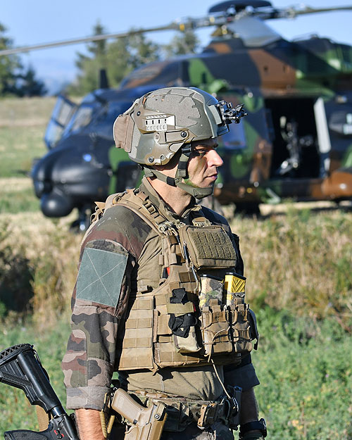 Embarquement d'une section de combat du 3e RPIMa  à bord d'un NH90 de l'Armée de Terre française (ALAT)