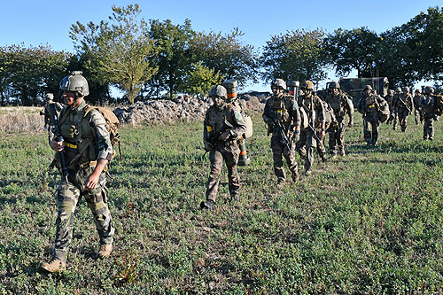 Chaque section de combat du 3e RPIMa se met en position face à l'hélicoptère qui lui est assigné