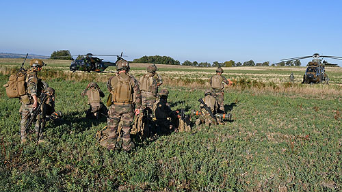 Chaque section de combat du 3e RPIMa se met en position face à l'hélicoptère qui lui est assigné