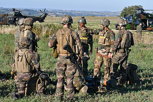 Chaque section de combat du 3e RPIMa se met en position face à l'hélicoptère qui lui est assigné