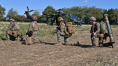 Embarquement d'une section de combat du 3e RPIMa  à bord d'un NH90 de l'Armée de Terre française (ALAT)