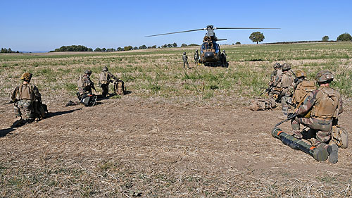 Embarquement d'une section de combat du 3e RPIMa  à bord d'un AS332 SuperPuma de l'Armée de Terre espagnole (FAMET)