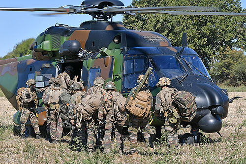 Embarquement d'une section de combat du 3e RPIMa  à bord d'un NH90 de l'Armée de Terre française (ALAT)